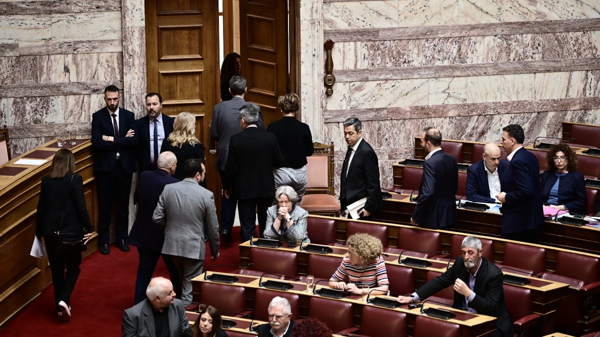 Αποχώρησε ο ΣΥΡΙΖΑ από τη Βουλή – Για «μουσολινική νοοτροπία» κατηγορεί την Κωνσταντοπούλου ο Φλωρίδης