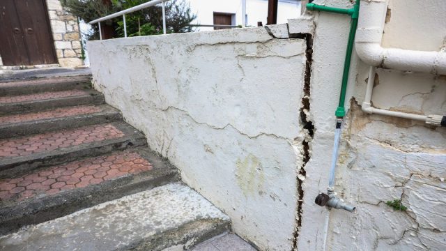 Ηράκλειο: Εντείνεται η ανησυχία για τις σοβαρές ζημιές στις Βούτες από τη γεωλογική αστάθεια – Εκκενώθηκαν εννέα κατοικίες