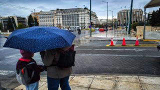 Ξεκίνησε η κακοκαιρία στην Αττική: Προβλήματα από τη ξαφνική νεροποντή
