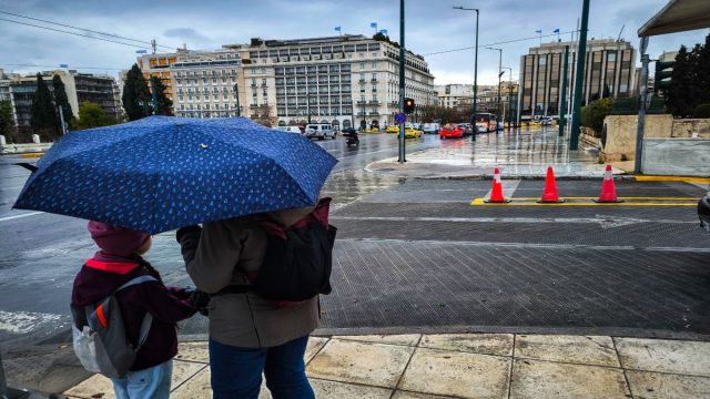 Ξεκίνησε η κακοκαιρία στην Αττική: Προβλήματα από τη ξαφνική νεροποντή