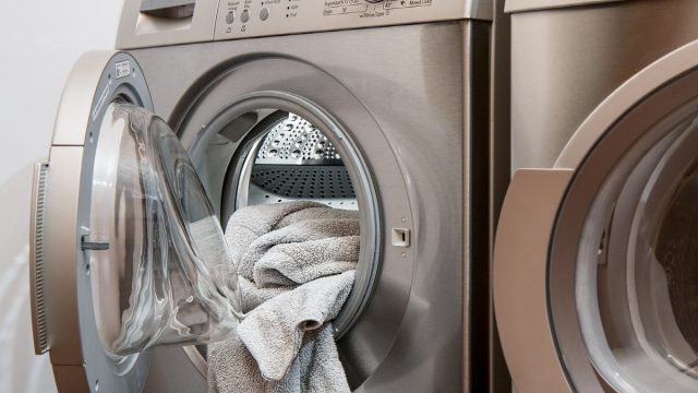 Η λειτουργία στο πλυντήριο που δεν γνωρίζαμε και κάνει τα ρούχα να μυρίζουν υπέροχα