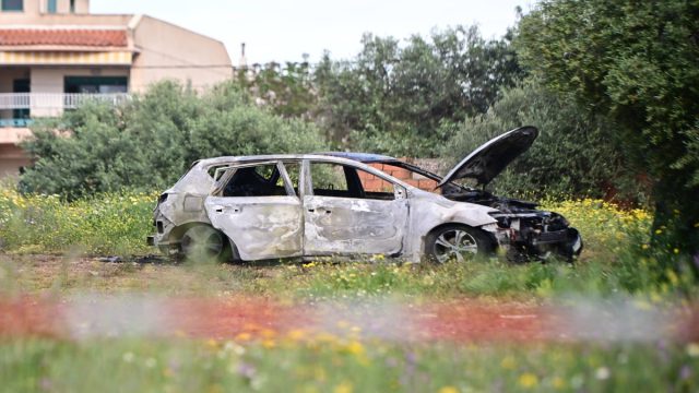 Αιματηρή ενέδρα στο Χαλάνδρι: Σώθηκαν από θαύμα οι περαστικοί – Τρύπα από σφαίρα στο γκισέ του διαγνωστικού