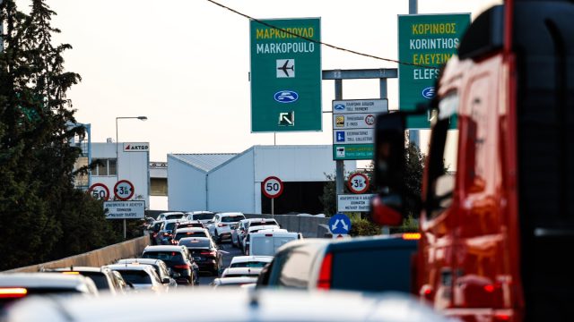 Ταλαιπωρία στους δρόμους: Έπεσαν χώματα στην Αττική Οδό – Κλειστές λωρίδες προς Ελευσίνα