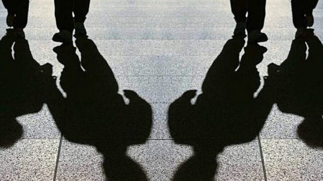 Τραγικά περιστατικά μεταξύ ανηλίκων: Βίαιη εισβολή εξωσχολικών σε σχολείο της Πετρούπολης