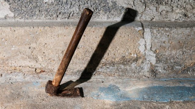 Αδιανόητο περιστατικό στην Κρήτη: 49χρονος καταδίωξε ψάλτη με σκεπάρνι
