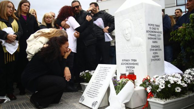 Ανατριχιάζει η μητέρα της Κυριακής Γρίβα: Τραγουδά το «Τακούνια για καρφιά» μπροστά στο μνημείο της κόρης της