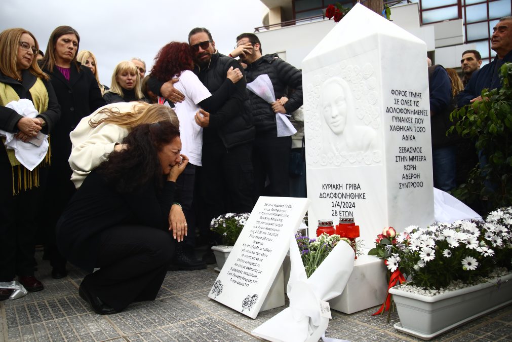 Ανατριχιάζει η μητέρα της Κυριακής Γρίβα: Τραγουδά το «Τακούνια για καρφιά» μπροστά στο μνημείο της κόρης της