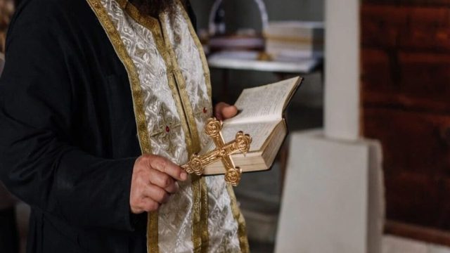 Ιερέας συνελήφθη επ’ αυτοφώρω από την παπαδιά με την ερωμένη του σε ξενοδοχείο ημιδιαμονής