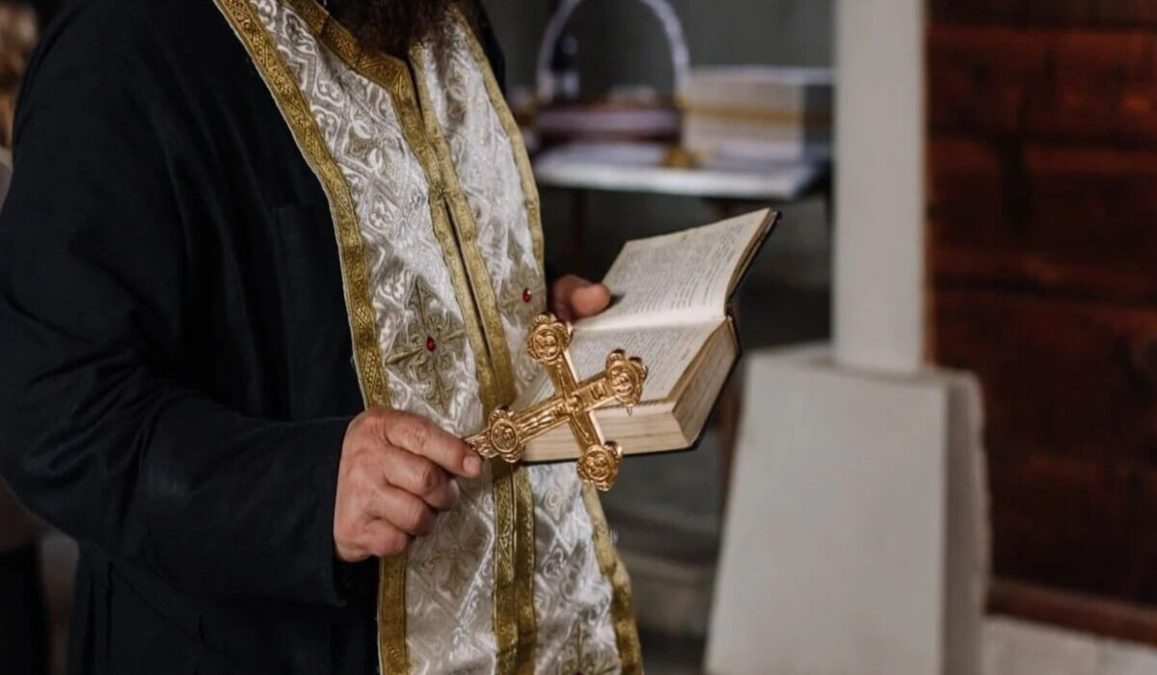 Ιερέας συνελήφθη επ’ αυτοφώρω από την παπαδιά με την ερωμένη του σε ξενοδοχείο ημιδιαμονής