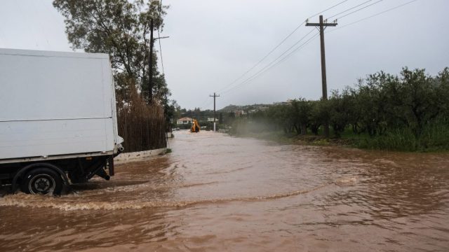 Σφοδρή κακοκαιρία και στα Χανιά – Χείμαρροι οι δρόμοι