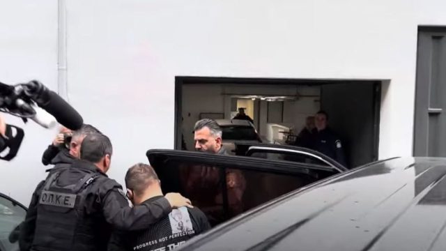 Λάρισα: Με σκυμμένο κεφάλι στα δικαστήρια ο 21χρονος μητροκτόνος – Παραμένει απαθής