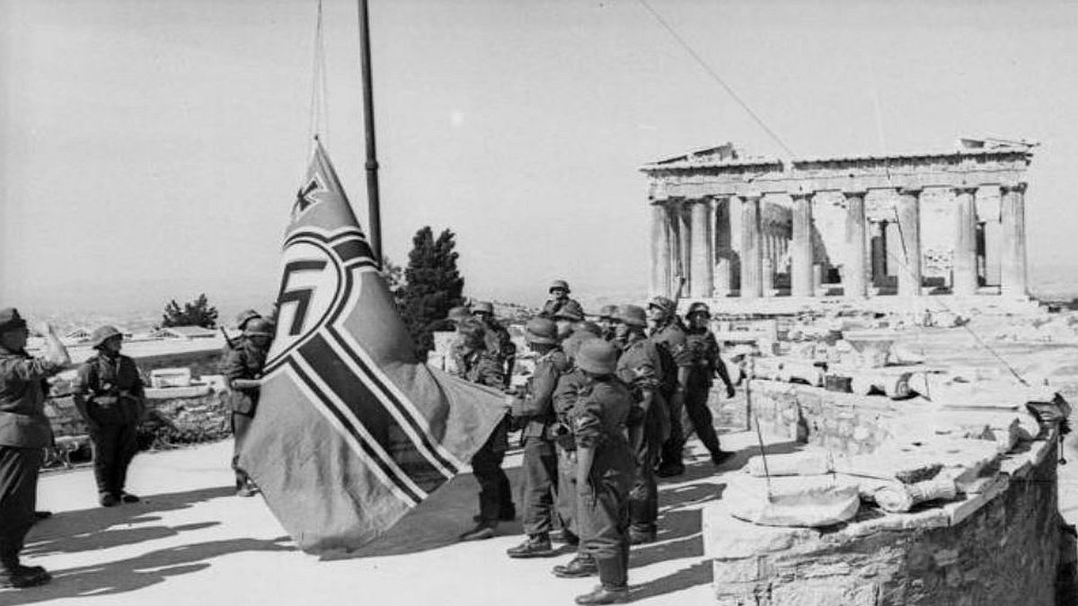 Σαν σήμερα, 30 Μαΐου 1941: Δύο 19χρονοι φοιτητές, ο Μανώλης Γλέζος και ο Απόστολος Σάντας, κατεβάζουν από την Ακρόπολη τη γερμανική σημαία