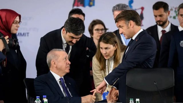 Η χειραψία που έγινε…viral: Ο Ερντογάν «κλείδωσε» το δάχτυλο του Μακρόν σε μια κίνηση γεμάτη υπονοούμενα