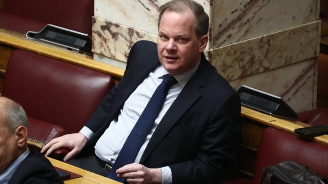 Η αθώωση του Καραμανλή για τα Τέμπη και το… σκάνδαλο του ΟΠΕΚΕΠΕ