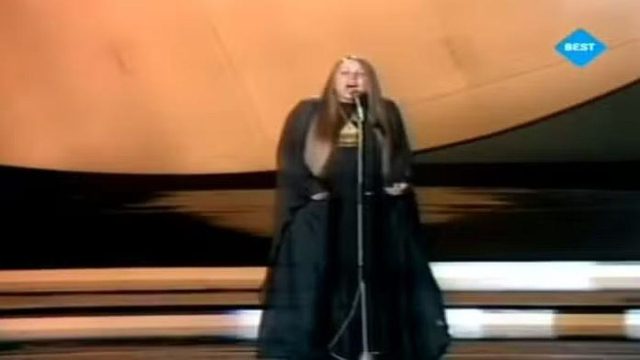 Ντυμένη στα μαύρα και με αλεξίσφαιρο γιλέκο: Η Ελληνίδα τραγουδίστρια που βγήκε στη σκηνή της Eurovision με κίνδuνο της ζωής της
