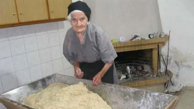 89χρονη Κρητικιά γιαγιά δουλεύει στα χωράφια και ζυμώνει παραδοσιακό ψωμί