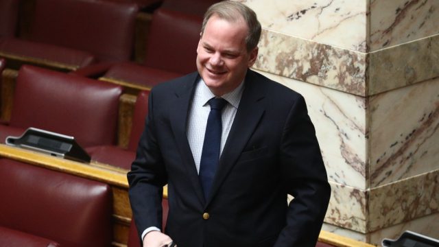 Η δικογραφία για τον Καραμανλή, ο Ανδρουλάκης και τα… δημόσια έργα