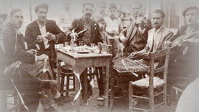 «Ε ντε λα μαγκέν ντε Βοτανίκ»: Τι σημαίνει ο στίχος του τραγουδιού του Σπύρου Ζαγοραίου;