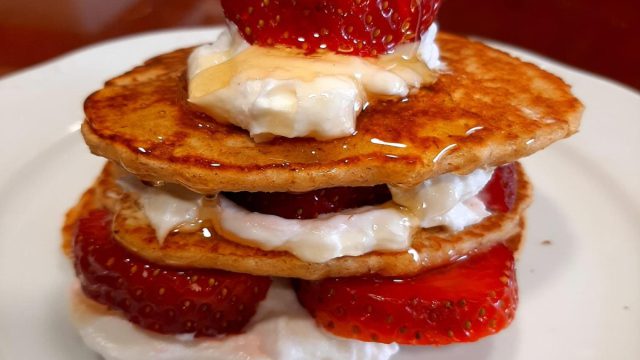 Εύκολα pancakes με βρώμη, φράουλες και γιαούρτι