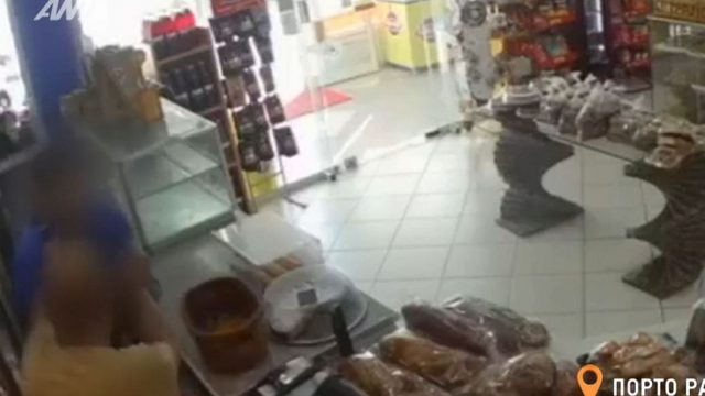 «Θα σε σουβλίσω»: Φούρναρης στο Πόρτο Ράφτη έδωσε μάχη με ληστή για 500 ευρώ εισπράξεις (video)