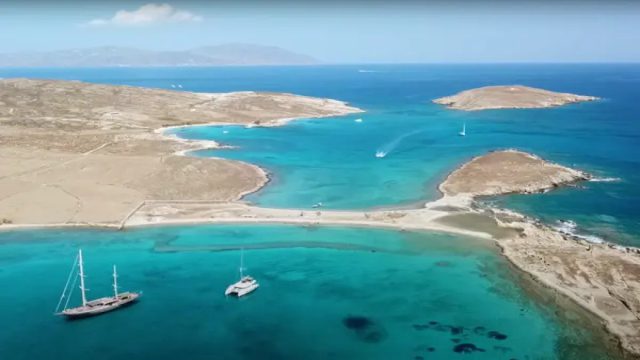 Ρήνεια: Ο άγνωστος θησαυρός με τα εξωπραγματικά νερά και τις γαλαζοπράσινες παραλίες
