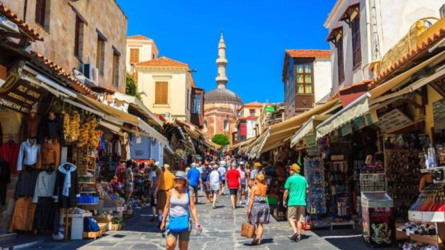Οι ευρωπαϊκές πόλεις που «πνίγονται» από τους τουρίστες – Ποιες ελληνικές βρίσκονται στη λίστα