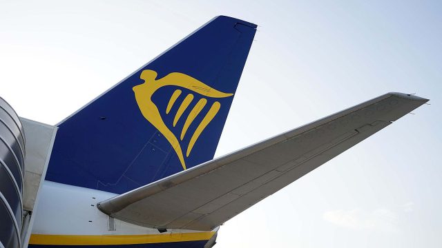 Χάος σε πτήση της Ryanair: Ζευγάρι εκδιώχθηκε γιατί… προσπαθούσε να εξοικονομήσει χρήματα