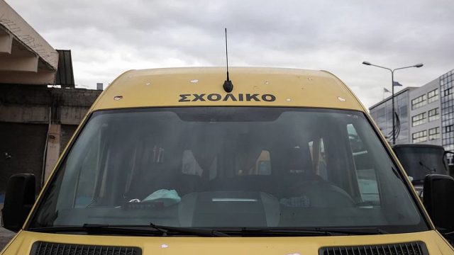 «Κατεβείτε έξω, θα εκραγεί το λεωφορείο»: Φωτιά σε σχολικό με 80 μαθητές στη Ρόδο