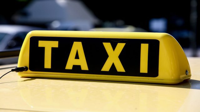 Συμπλοκές σε πιάτσα ταξί στο Μοναστηράκι: Οδηγοί πλακώνονται στο ξύλο για τις «καλές» κούρσες μπροστά σε τουρίστες (video)