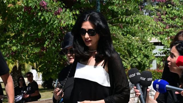 Κηδεία Γαλανού: Καταρρακωμένη και μαυροφορεμένη η τελευταία του σύντροφος, Έλενα – «Σας ευχαριστούμε που αγαπάτε τον Νίκο»