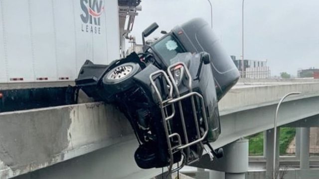 «Δεν θέλω να πεθάνω»: Συγκλονίζει το δραματικό τηλεφώνημα οδηγού φορτηγού που κρεμόταν στο κενό μετά από τροχαίο