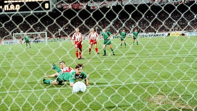 Σαν σήμερα (12/05/1993) ο τελικός των «κουρεμένων κεφαλιών» – Οι παίκτες του Ολυμπιακού εμφανίστηκαν κουρεμένοι για … γούρι αλλά ο Βαζέχα είχε διαφορετική άποψη (video)