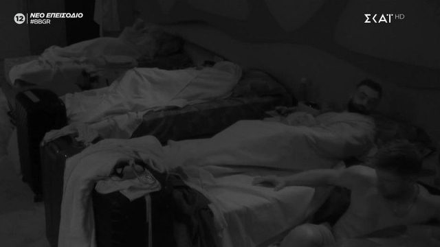 «Κλάμα» μέσα στη νύχτα στο σπίτι του Big Brother: Ο Ντεντόπουλος έπεσε από το κρεβάτι του ενώ κοιμόταν (video)