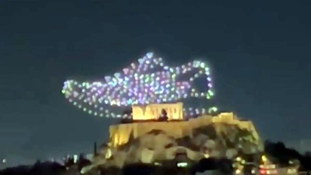 Τα drones και οι ευθύνες… πετούν πάνω από την Ακρόπολη: Η ασυνεννοησία με το γιγάντιο παπούτσι και το σόου της Άννας Βίσση