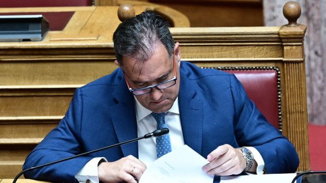 Άδωνις Γεωργιάδης: Η απίθανη αντίδρασή του σε σχόλιο ρεπόρτερ του ΑΝΤ1 για την εμφύτευση στα μαλλιά του