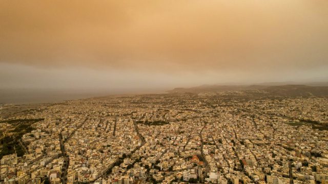 «Βυθίστηκε» η Κρήτη στην αφρικανική σκόνη: Απόκοσμες φωτογραφίες – Στα ύψη ο υδράργυρος