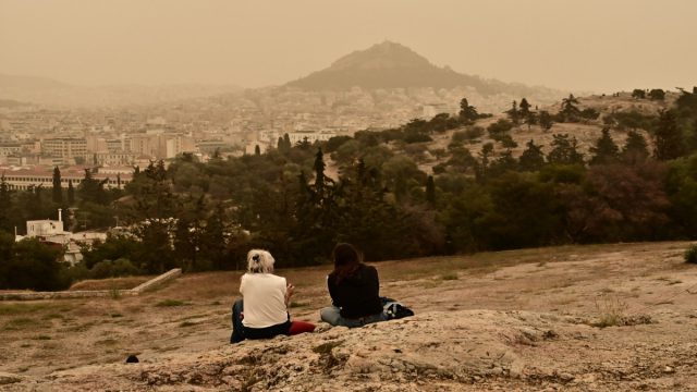 Αφρικανική σκόνη στον ορίζοντα: Οι 6 περιοχές που θα επηρεαστούν περισσότερο και ποιοι πρέπει να προσέξουν