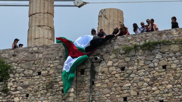 Προσήχθησαν 15 μέλη της Νέας Αριστεράς επειδή ύψωσαν παλαιστινιακή σημαία στην Ακρόπολη