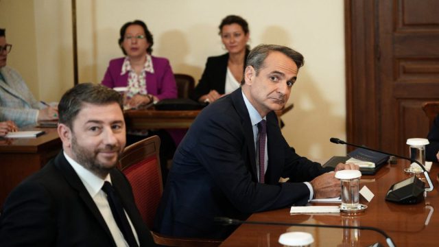 Μαξίμου: Αιχμές μετά το πόρισμα του ΕΜΠ για τα Τέμπη: Στο «στόχαστρο» η αντιπολίτευση και οι θεωρίες για «παράνομο φορτίο»