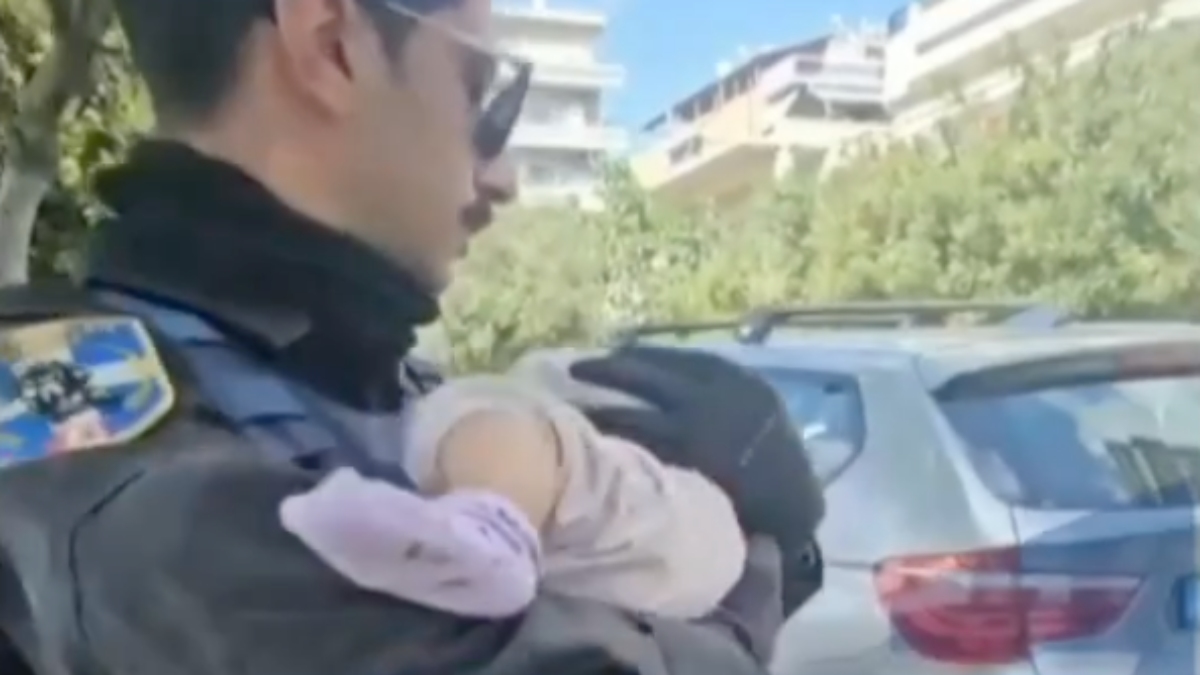 Άλιμος: Η στιγμή που αστυνομικός παίρνει στην αγκαλιά του το βρέφος που εντοπίστηκε δίπλα σε σκουπίδια