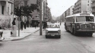 Κουίζ για την παλιά Αθήνα: Σαν από άλμπουμ βλαγμένη αυτή η φωτογραφία – Αναγνωρίζετε την οδό;