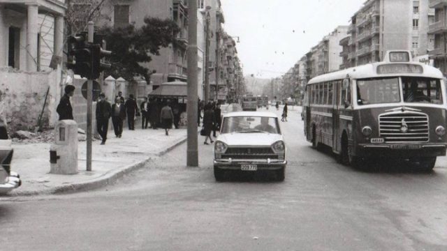 Κουίζ για την παλιά Αθήνα: Σαν από άλμπουμ βλαγμένη αυτή η φωτογραφία – Αναγνωρίζετε την οδό;