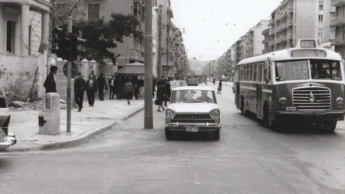 Κουίζ για την παλιά Αθήνα: Σαν από άλμπουμ βλαγμένη αυτή η φωτογραφία – Αναγνωρίζετε την οδό;
