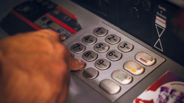 Μπαράζ πληρωμών από e-ΕΦΚΑ, ΔΥΠΑ: Αναλυτικά ποιοι πάνε ταμείο μέχρι τις 9 Μαΐου