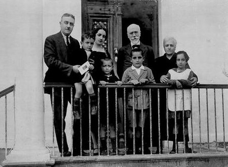 Με τον θείο του Ελευθέριο Βενιζέλο στο πατρικό του σπίτι της Χαλέπας το 1925