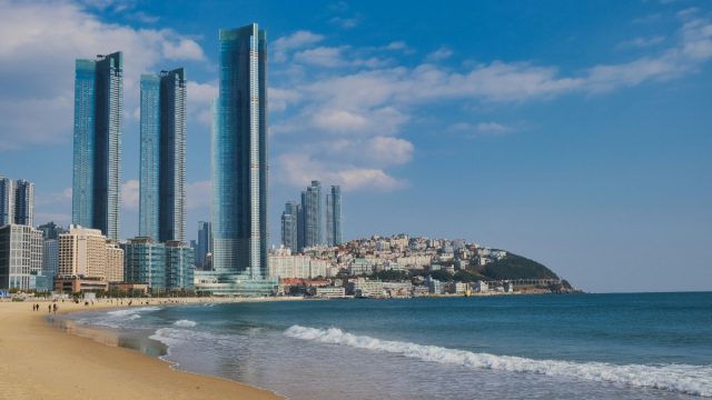 Εκεί που η θάλασσα συναντά την πόλη: Ο οδηγός του Τάσου Δούση για τη Μπουσάν της Νότιας Κορέας