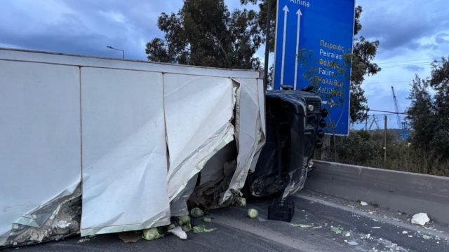 «Έχω οικογένεια» : Ο οδηγός της νταλίκας εξηγεί για το δεύτερο τροχαίο με φορτίο μέσα σε δύο χρόνια