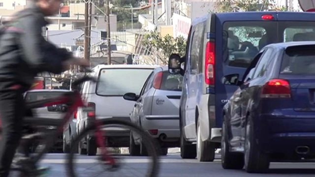 Παίζουν τη ζωή τους… κορώνα γράμματα στην Κρήτη: Η οδός του Ηρακλείου που για ανεξήγητο λόγο δεν έχει πεζοδρόμιο