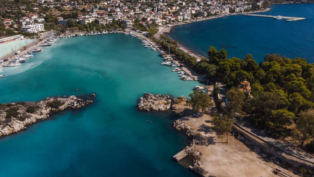 Μέθανα: Όλα όσα θα εξερευνήσεις στην άγνωστη πλευρά της Πελοποννήσου – Λουτρά, χωριά και σαγηνευτικά νερά