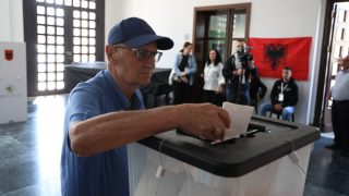 Στις κάλπες οι Αλβανοί: Καταγγελίες για νοθείες – Αναμένεται πάνω από 50% η αποχή